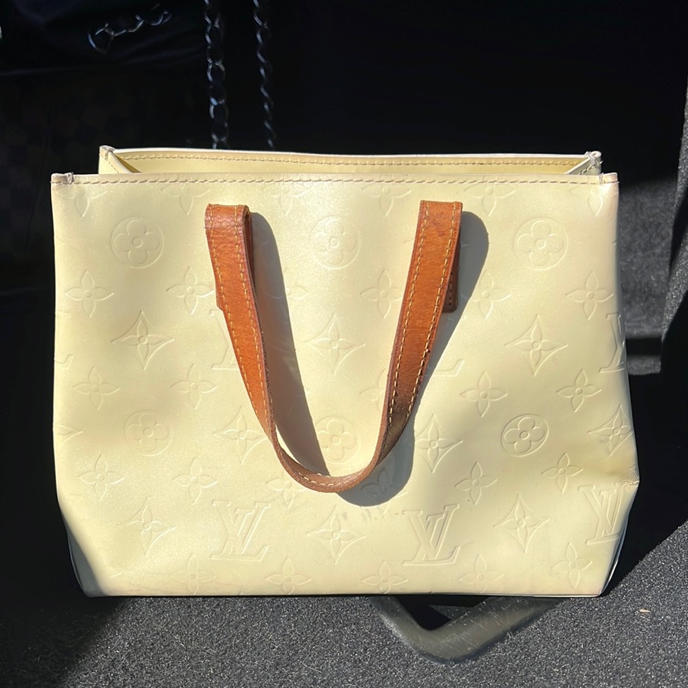 Authentic Louis Vuitton Vernis Reade PM Perle